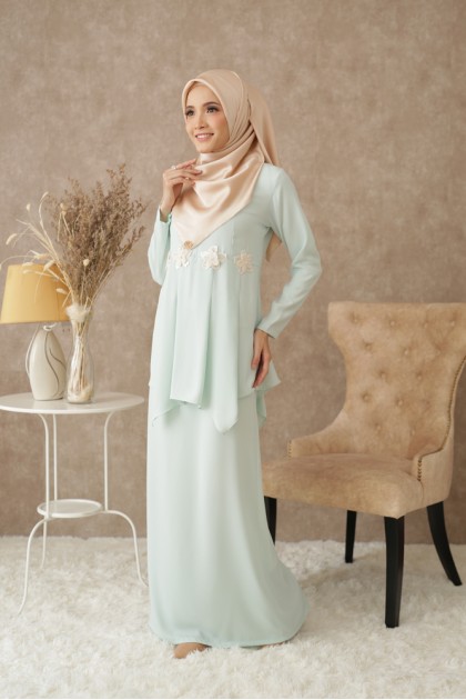 Che Kiah Moden Kurung in Mint Green